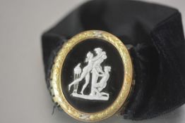 A Victorian cameo bracelet, the oval cameo depicting a Classical scene in black and white within a