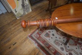 A 19thc mahogany curtain pole with wooden finials, brass brackets and twelve curtain rings, 200cm