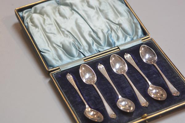 A set of six Sheffield silver coffee spoons, Sheffield 1902, complete with original fitted case, £20