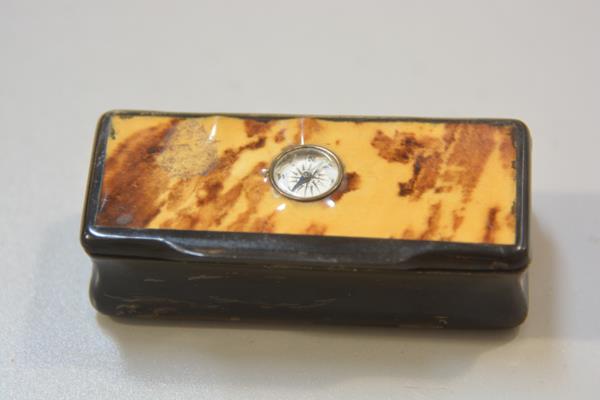 A 19thc horn and tortoiseshell mounted rectangular snuff box with inset compass to top (h. 2.5cm