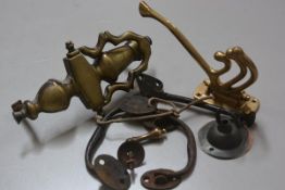 A group of brassware including a brass Regency style urn doorknocker (20cm), a pair of trunk