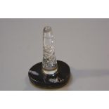 A ring stand with marbled glass oval base and crystal spiral lobed ring stand column (h. 9cm)