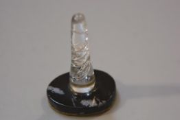 A ring stand with marbled glass oval base and crystal spiral lobed ring stand column (h. 9cm)