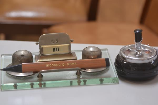 A 1930s plate glass chromium plated desk inkstand complete with two inkpots, date calendar and pen