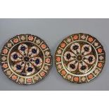 A pair of Royal Crown Derby scalloped plates decorated with Pattern 21 (d.22cm)