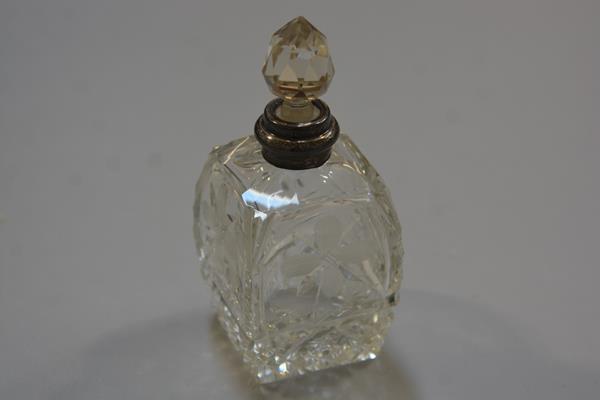 A crystal floral decorated silver mounted perfume bottle with faceted stopper (h. 13cm)