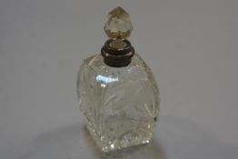 A crystal floral decorated silver mounted perfume bottle with faceted stopper (h. 13cm)