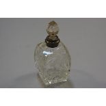 A crystal floral decorated silver mounted perfume bottle with faceted stopper (h. 13cm)