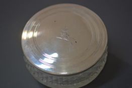 A George IV London silver mounted crystal dish with engraved crest, Edinburgh 1830 (h. 4cm d.9cm)