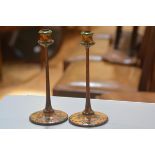 A pair of treen carved naively painted 1920s candlesticks, raised on circular moulded bases (h. 26cm
