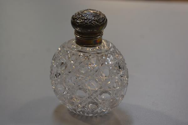 A Birmingham silver topped crystal oval perfume bottle, Birmingham 1910 (h.11cm)