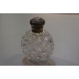 A Birmingham silver topped crystal oval perfume bottle, Birmingham 1910 (h.11cm)