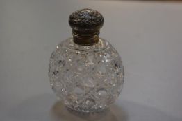 A Birmingham silver topped crystal oval perfume bottle, Birmingham 1910 (h.11cm)