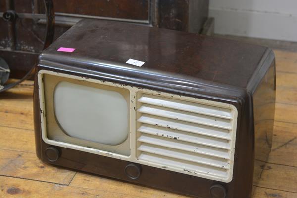 An early G.E.C. table top television receiver, c. 1950. 31cm by 52cm