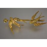 An Edwardian 9ct gold bar brooch, set with a pair of swallows, the bar with ball terminal, cased.