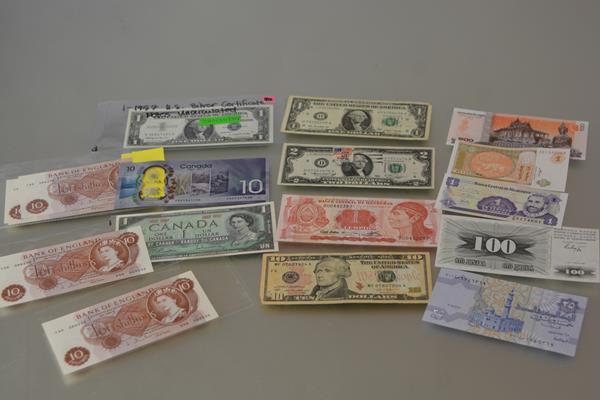 Seventeen banknotes, US 10 dollars 1957, U.S. 1 dollar, Canada 20 dollar etc
