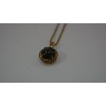 A 14ct gold trace link chain mounted star sapphire pendant on 14ct gold mount (l.25cm 8g)