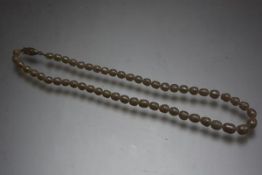 A cultured freshwater necklace of baroque pearls (l.20cm) (24.6g)