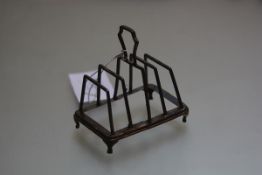 A Walker & Hall Birmingham silver Deco style stepped four division toast rack (52.9g)
