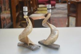 A pair of spiral ram's horn table lamps mounted on horn bases (h.28cm)
