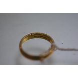 An 18ct gold wedding band (size N) (4.85g)