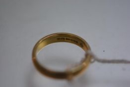 An 18ct gold wedding band (size N) (4.85g)