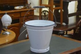 An Edwardian white enamelled and blue edged pail with swing handle to top (h.27cm d.29cm)