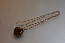 A 9ct gold trace link chain mounted with tiger's eye heart shaped pendant (pendant: 2cm x 2cm) (