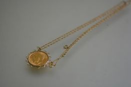 A George V gold sovereign 1913 mounted in 9ct gold wirework open frame on 9ct gold tracelink chain