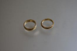 A pair of yellow metal rings (unmarked) (10.37g)