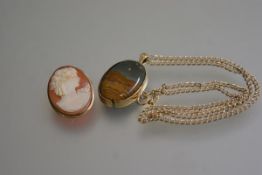 A 9ct gold oval mounted agate pendant on 9ct gold trace link chain (chain l:27cm) (pendant a/f), and