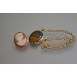 A 9ct gold oval mounted agate pendant on 9ct gold trace link chain (chain l:27cm) (pendant a/f), and