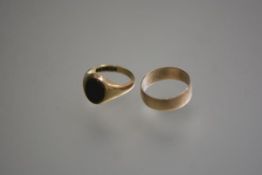 A 9ct gold gentleman's bloodstone oval mounted signet style ring and a 9ct gold wedding band (L