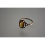 A yellow metal oval citrine mounted ring (S/T) (stone 1.5cm x 0.5cm)