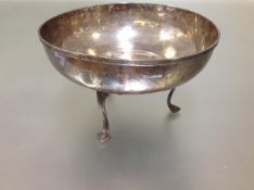 A George V silver fruit bowl, Atkin Brothers, Sheffield 1930, of circular form, the bowl with reeded