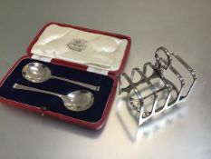 A pair of Hamilton & Inches silver jam spoons, complete with fitted case (42.19g) and a Hamilton &