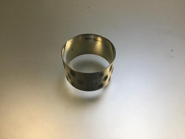 A modern Birmingham silver napkin ring with etched panelled design (20.9g)