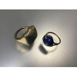A 9ct gold bombe hammered finish ring (S) (5.63g) and a 9ct gold ring mounted circular lapis