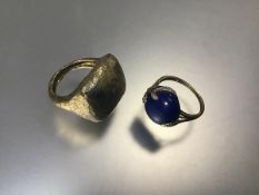 A 9ct gold bombe hammered finish ring (S) (5.63g) and a 9ct gold ring mounted circular lapis