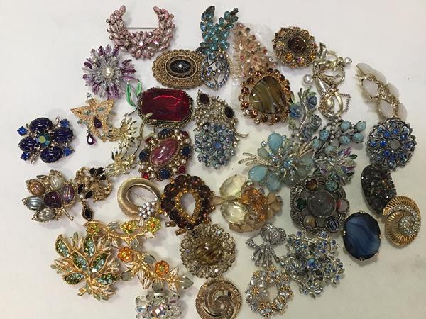 A large collection of floral spray paste set and enamelled brooches etc. (a lot)