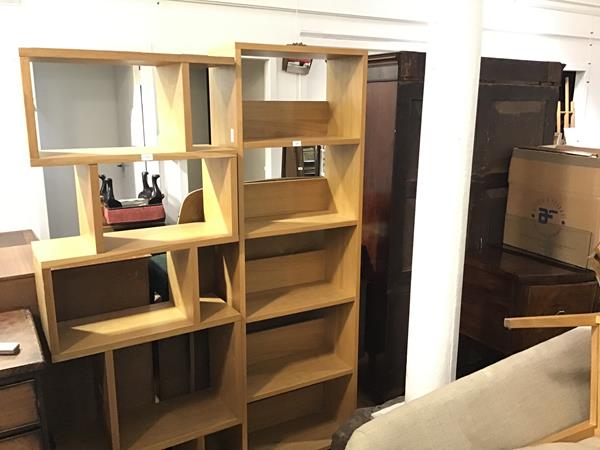 An oak upright open bookcase fitted five fixed shelves (h.187cm x 60cm x 29cm)
