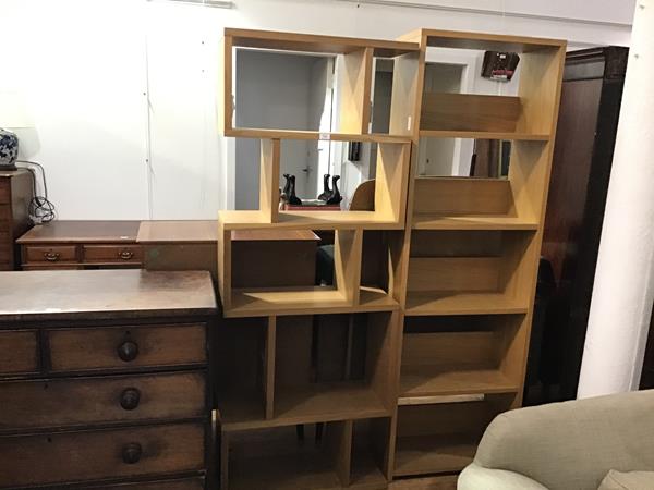 An oak upright open bookshelf, with ziggurat formed stepped shelves (h.182cm x 70cm x 30cm)