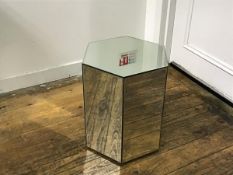 An octagonal mirrored cube stand (h.48cm x 35cm x 35cm)