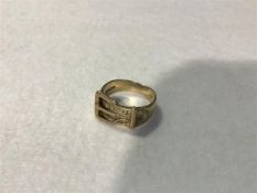 A 9ct gold buckle style engraved ring (5.8g)