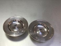 A pair of modern London silver circular salts (d.8cm) (89.76g)