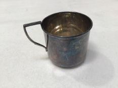 A Sheffield silver plain Christening mug with fluted handle to side, uninscribed (h.6cm x d.6cm) (