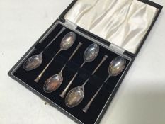 A set of six Sheffield silver seal handled coffee spoons, in original fitted case