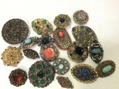 A collection of filigree paste and openwork brooches (a lot)