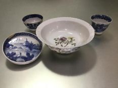 An 18thc Chinese blue and white circular spoon tray (restoration to panel) (l.12cm), an 18thc