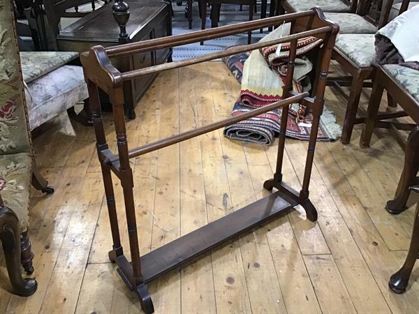 An Edwardian walnut three bar towel rail with arched twin supports united by panel (h.81cm x 79cm